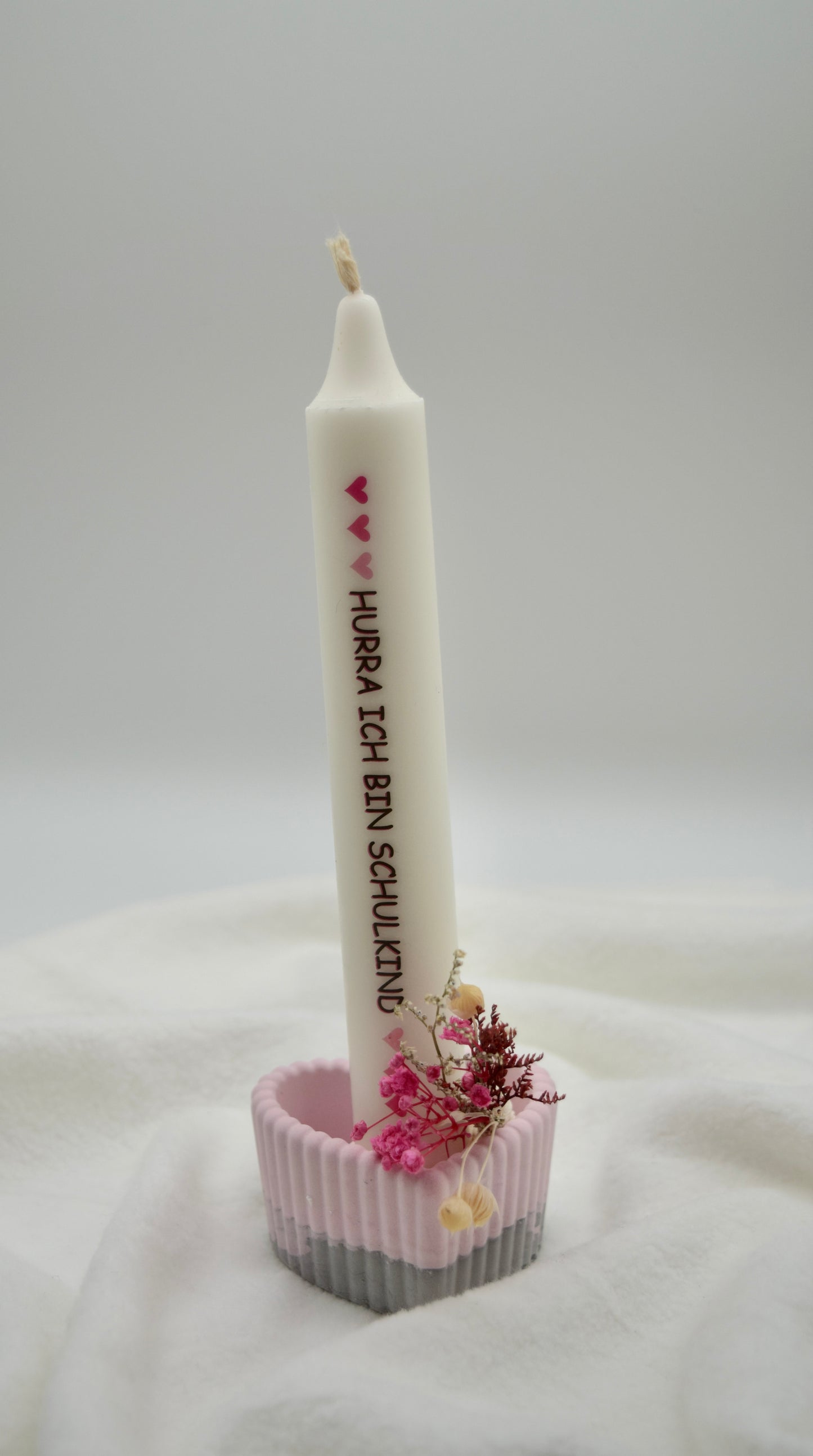 Kerze „Hurra ich bin Schulkind“ im Herzhalter – handgegossen & liebevoll verziert