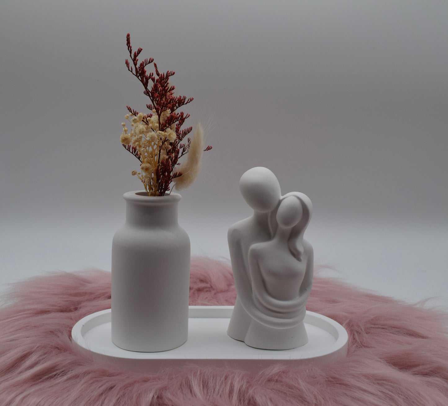 Deko-Set Paar-Figur & Vase mit Trockenblumen auf Tablett