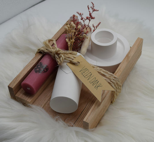 Handgemachtes Geschenkset "Vielen Dank" mit Kerze, Trockenblumen, Mini-Vase & Kerzenhalter im Holztablett