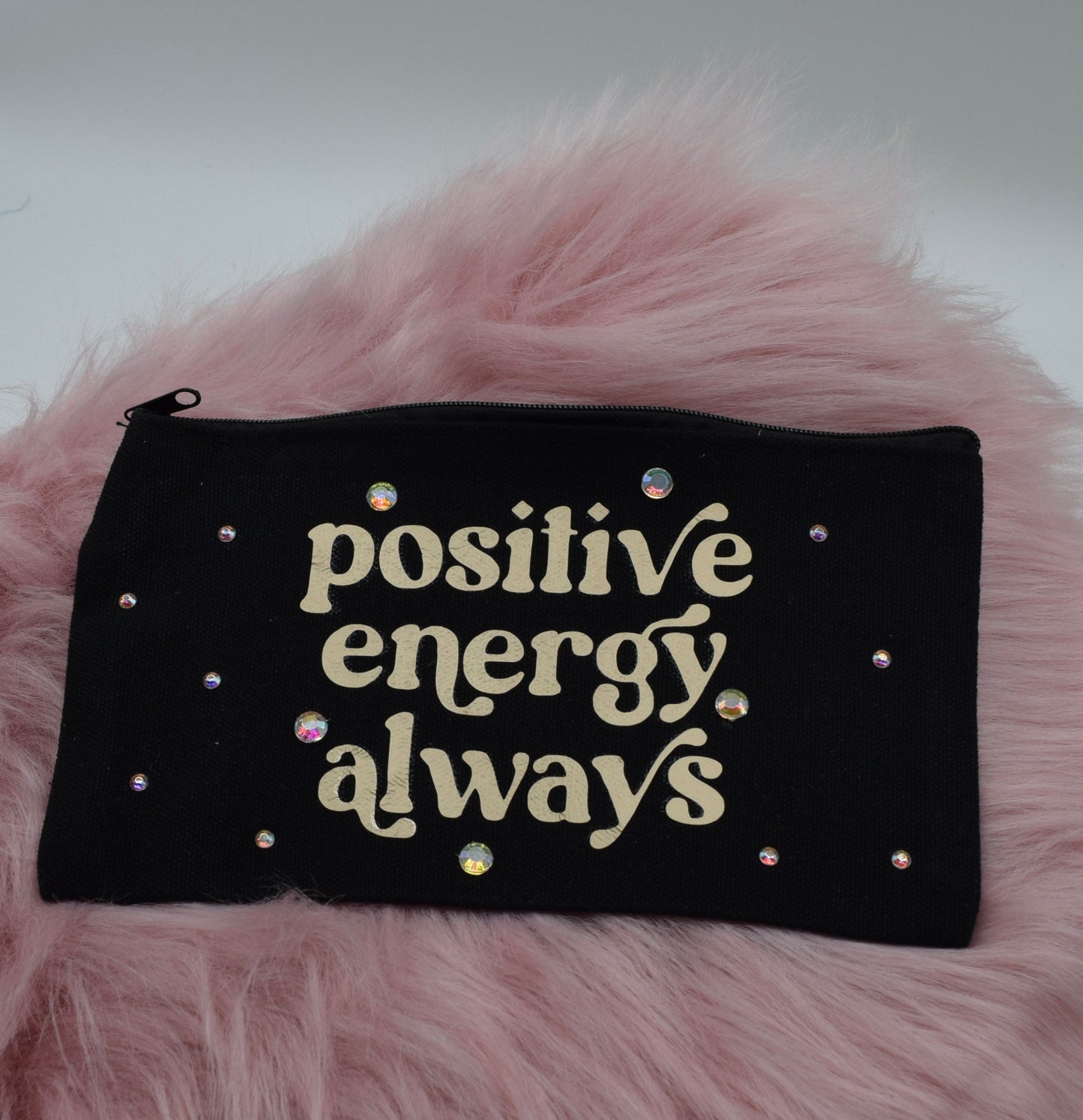Kosmetiktasche „Positive Energy Always“ – Handgemachte Make-up Tasche mit Glitzersteinen – Inspirierende Geschenkidee