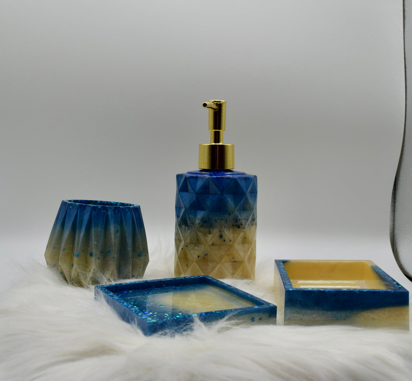 Luxuriöses 4-teiliges Bad-Set aus Epoxidharz in Nachtblau & Creme mit Glitzer. Handgemacht & einzigartig.
