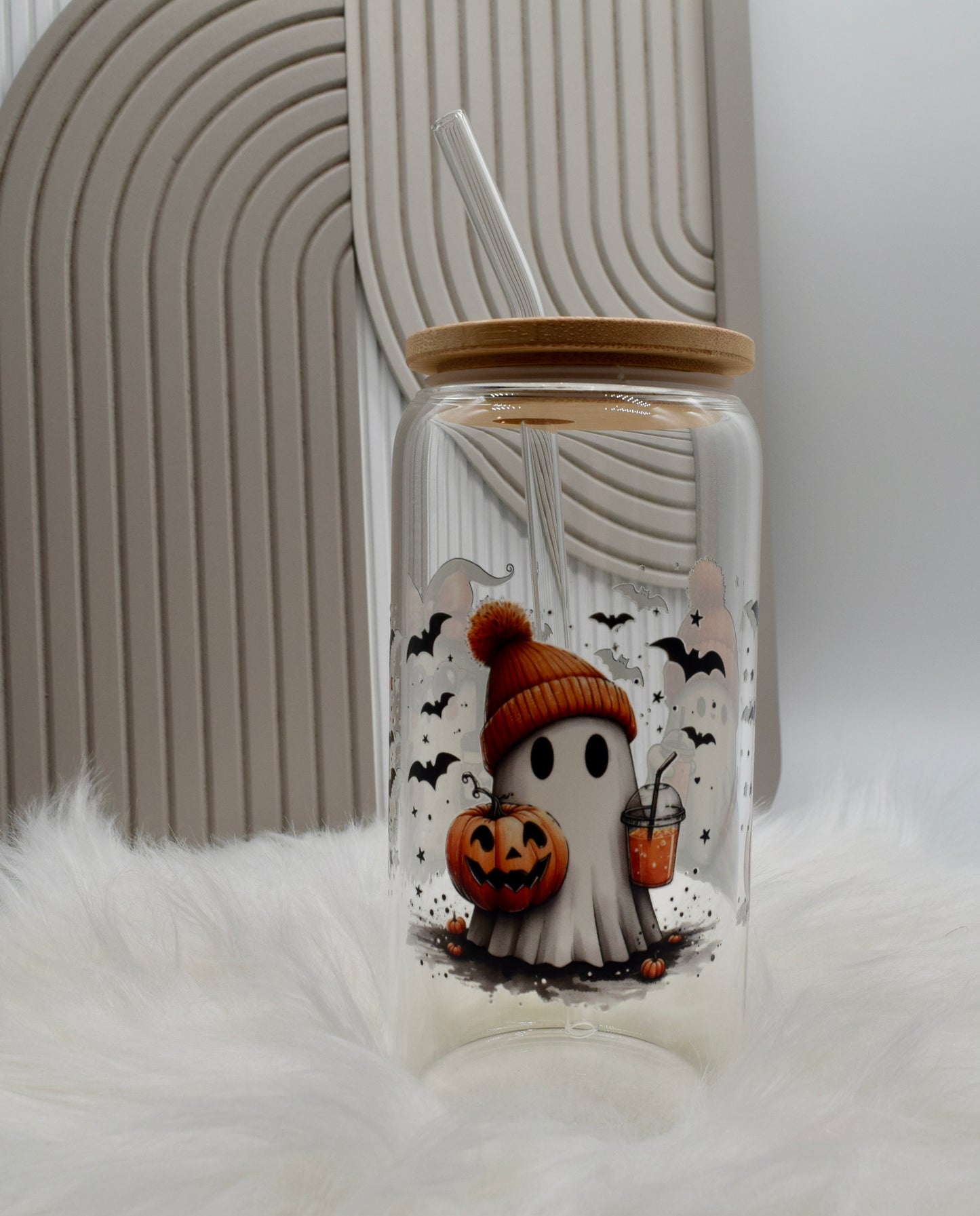 Halloween Glas mit Deckel & Strohhalm – Trinkglas mit drei süßen Geistern & Kürbissen