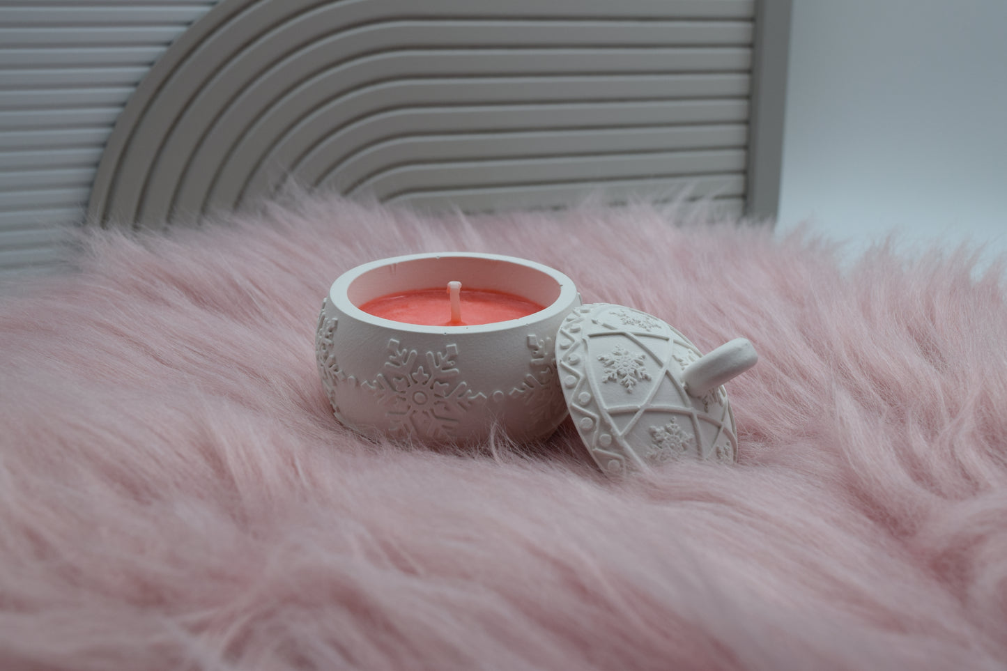 Weihnachtskugel-Kerze 🎄 Handgemachte Kerze im Schneeflocken-Gefäß aus Gießpulver mit Deckel