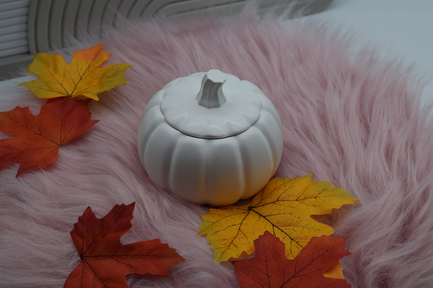 Kürbis-Kerze 🎃 Handgemachte Herbst- & Halloween-Kerze im Kürbisgefäß mit Deckel