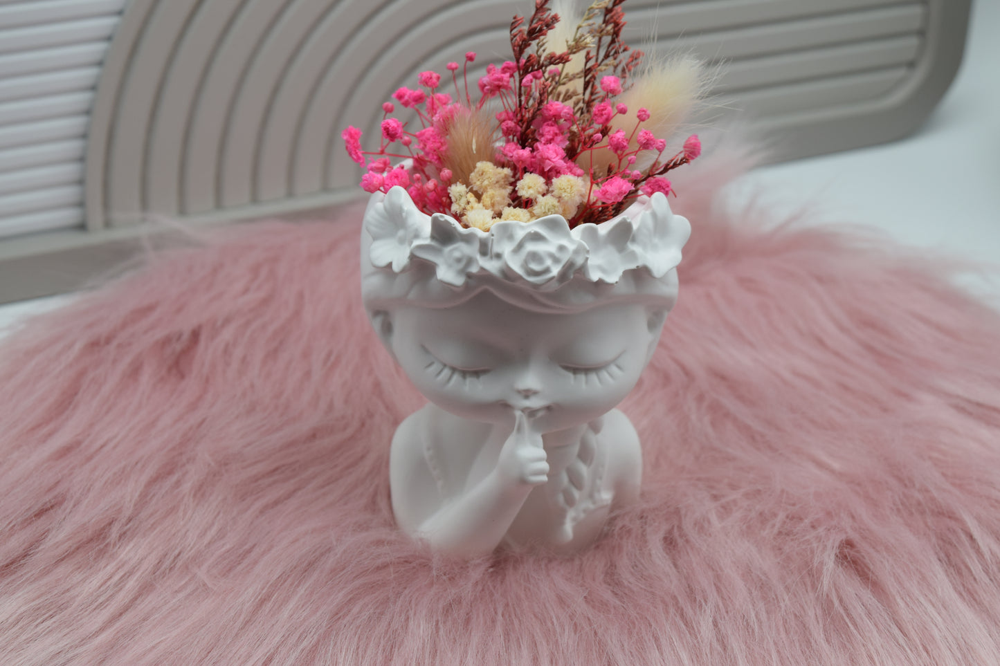 Vase „Pssst-Mädchen“ mit Trockenblumen – romantische Deko Figur & Geschenkidee