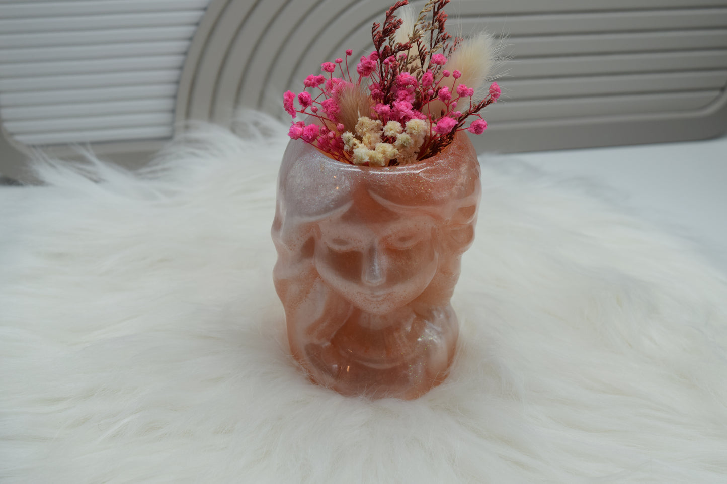 Mädchenkopf Vase aus Epoxidharz mit Trockenblumen – Handgemachte Dekofigur & Geschenkidee