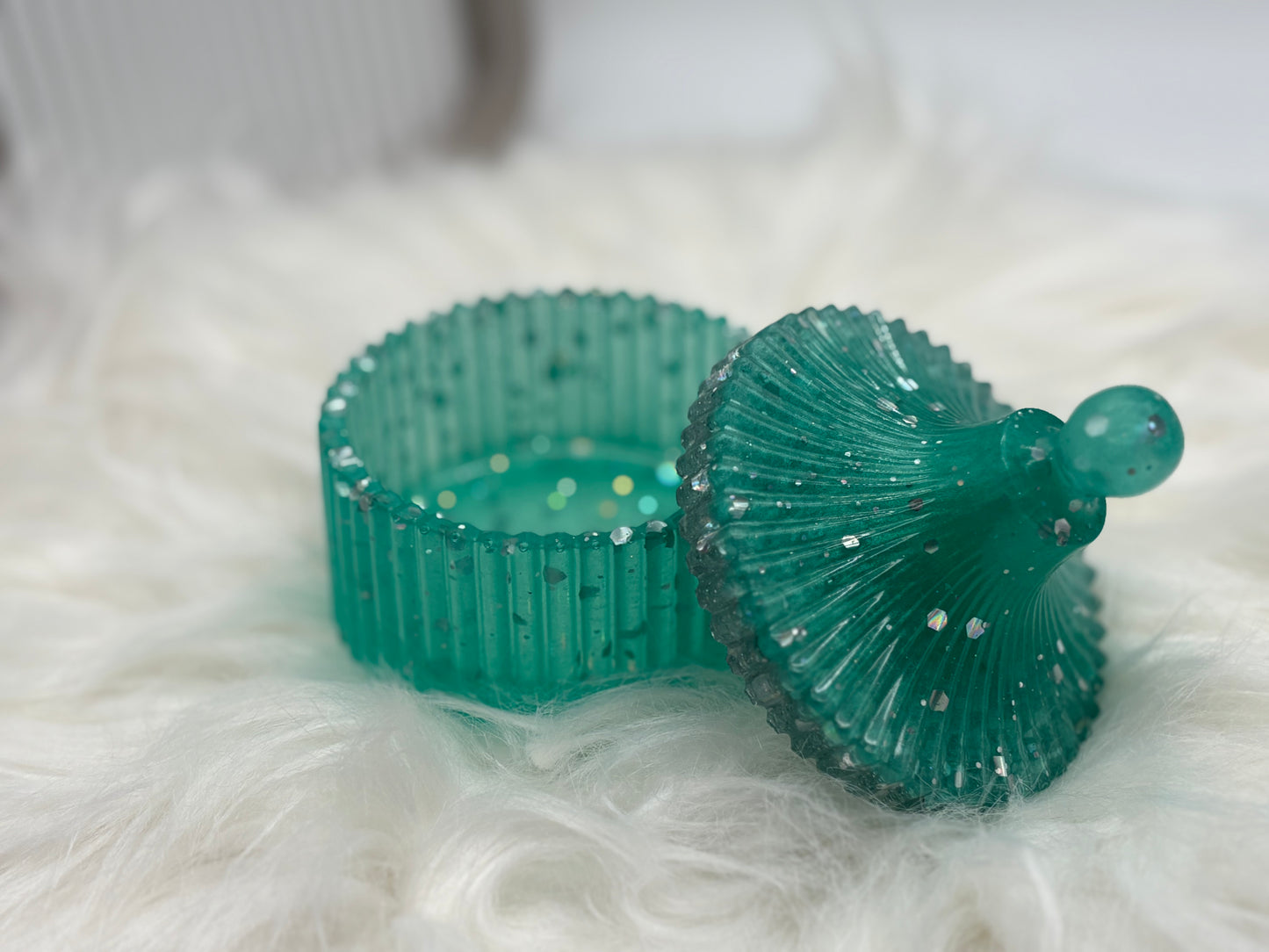 Dose mit Deckel aus Resin – Handgemachte Schmuckdose in Smaragdgrün mit Glitzer