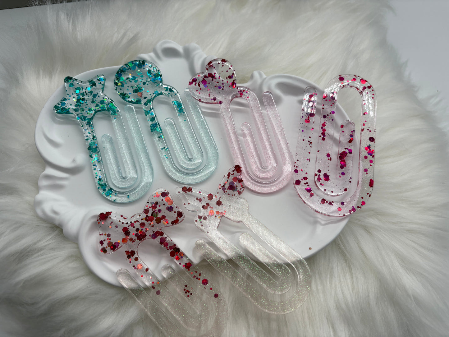 Lesezeichen Büroklammer aus Resin - Handmade Glitzer Bookmark – Geschenkidee für Bücher & Journaling