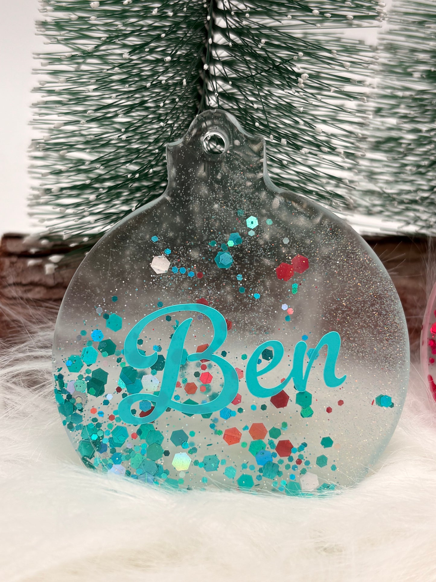 Personalisierter Weihnachtsanhänger aus Epoxidharz – Weihnachtskugel mit Namen in Rosa oder Türkis