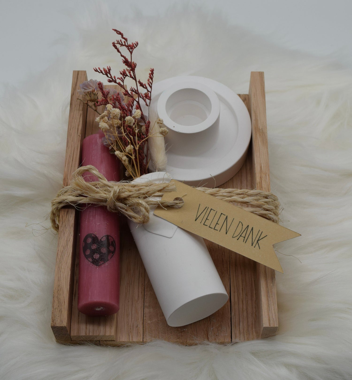 Handgemachtes Geschenkset mit Kerze, Kerzenhalter und Blumenvase aus Gießpulver und kleinem Trockenblumenstrauß