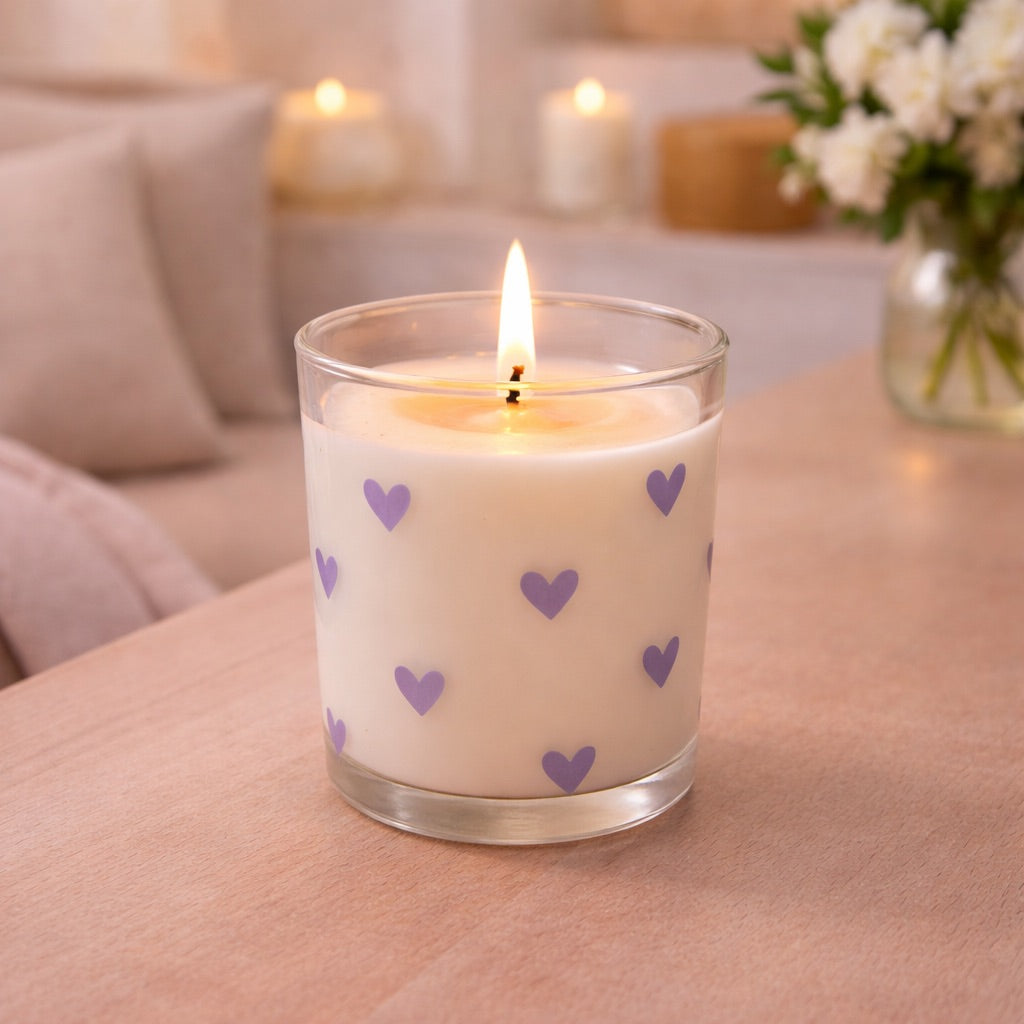 Duftkerze im Glas mit Vanilleduft – verschiedene Designs – Herzchen, Schleifen oder Blumen
