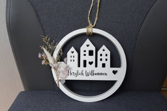 Willkommenskranz „Herzlich Willkommen“ mit Häusern & Trockenblumen