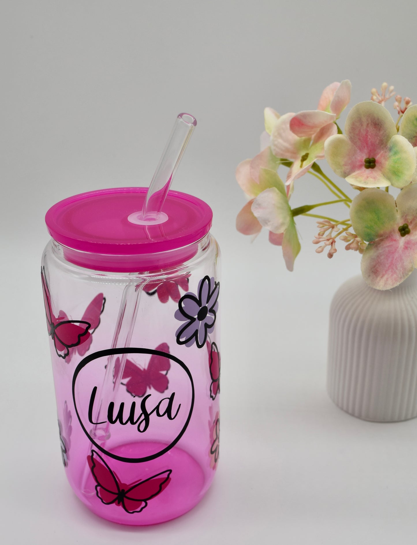 Personalisierter Kinderbecher – Schmetterlinge & Blumen – Pink – Glas mit Deckel & Strohhalm – mit Wunschname