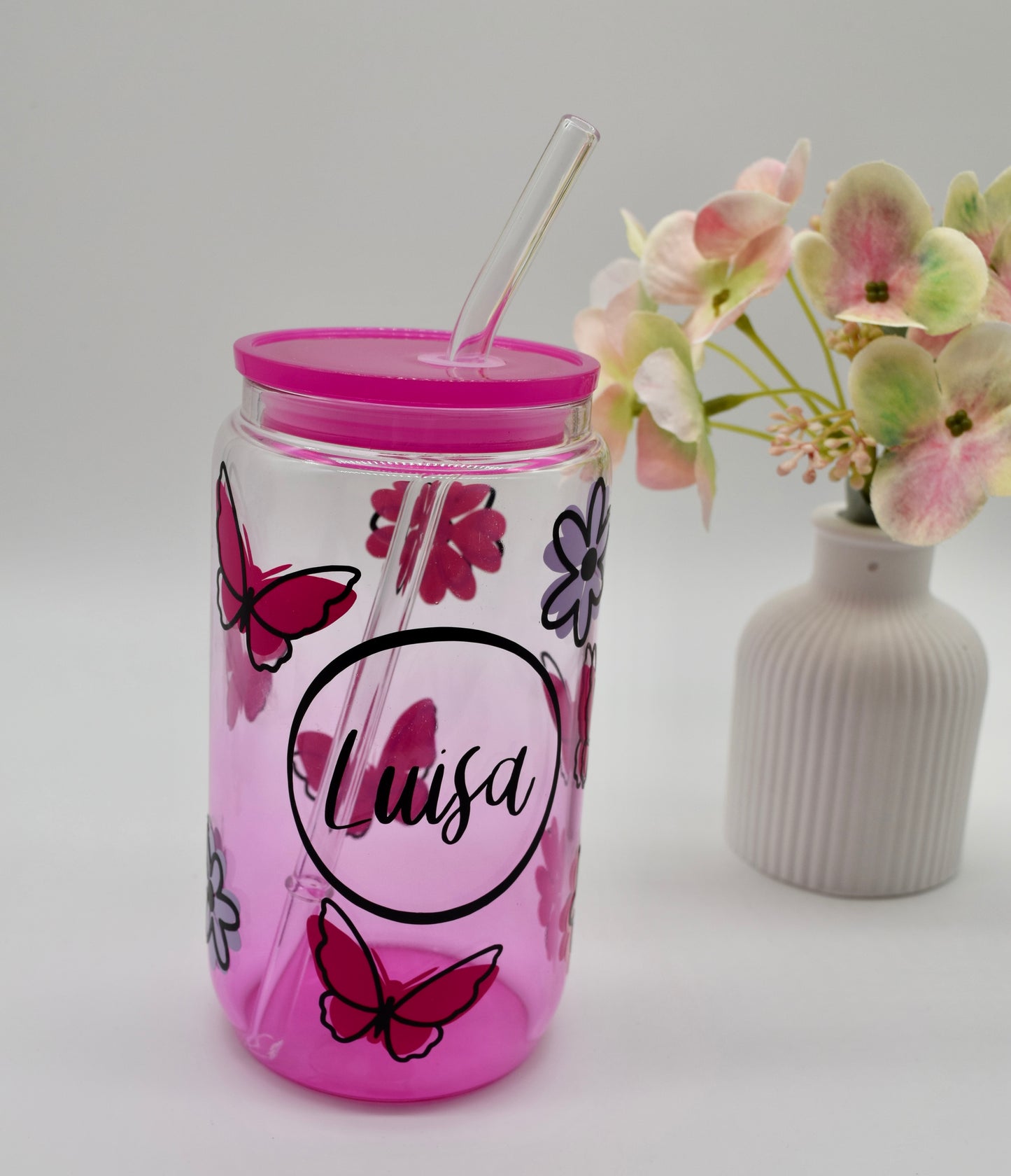 Personalisierter Kinderbecher – Schmetterlinge & Blumen – Pink – Glas mit Deckel & Strohhalm – mit Wunschname