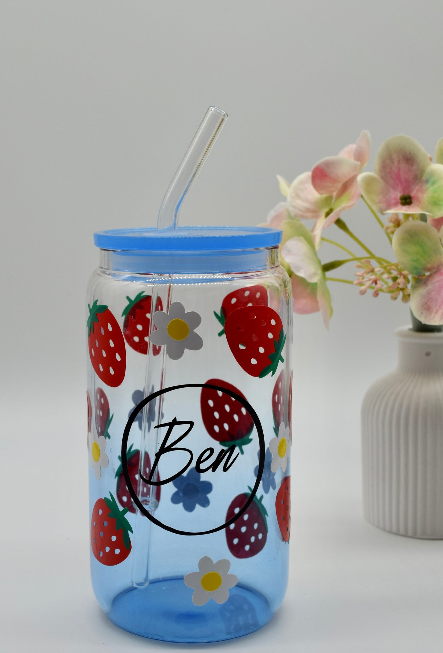 Personalisierter Kinderbecher aus Glas – Erdbeeren & Blumen – mit Name – Trinkglas mit Deckel & Strohhalm