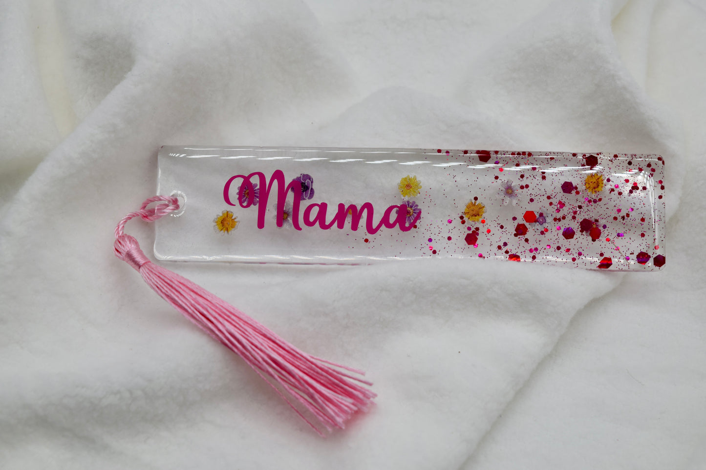 Handgemachtes Lesezeichen „Mama“ – mit Trockenblumen & Glitzer