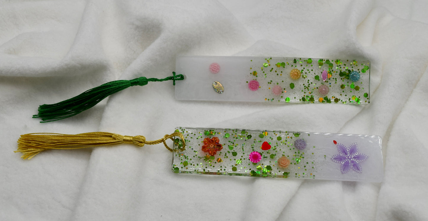 Glitzer-Lesezeichen mit Trockenblumen – Handgemacht mit Liebe