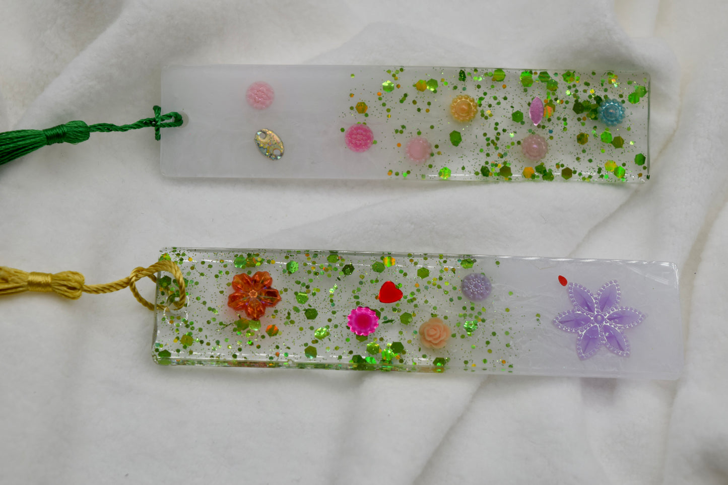 Glitzer-Lesezeichen mit Trockenblumen – Handgemacht mit Liebe