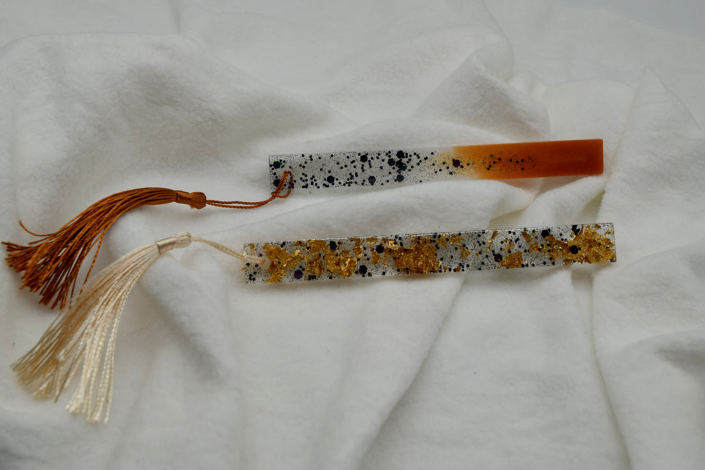 Handgemachtes Lesezeichen aus Resin – Goldflocken oder Kupferverlauf mit Quaste