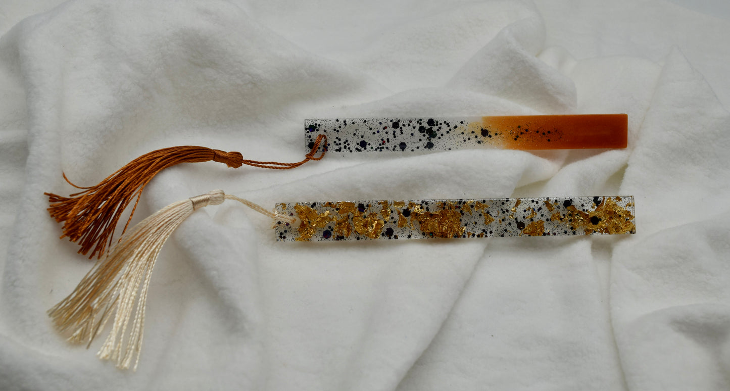 Handgemachtes Lesezeichen aus Resin – Goldflocken oder Kupferverlauf mit Quaste