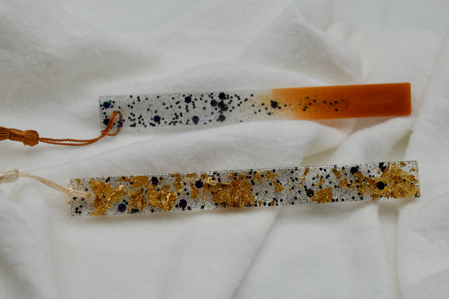 Handgemachtes Lesezeichen aus Resin – Goldflocken oder Kupferverlauf mit Quaste