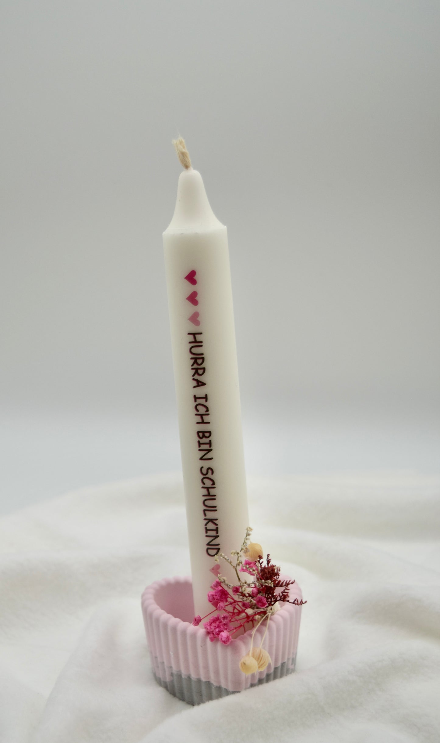 Kerze „Hurra ich bin Schulkind“ im Herzhalter – handgegossen & liebevoll verziert