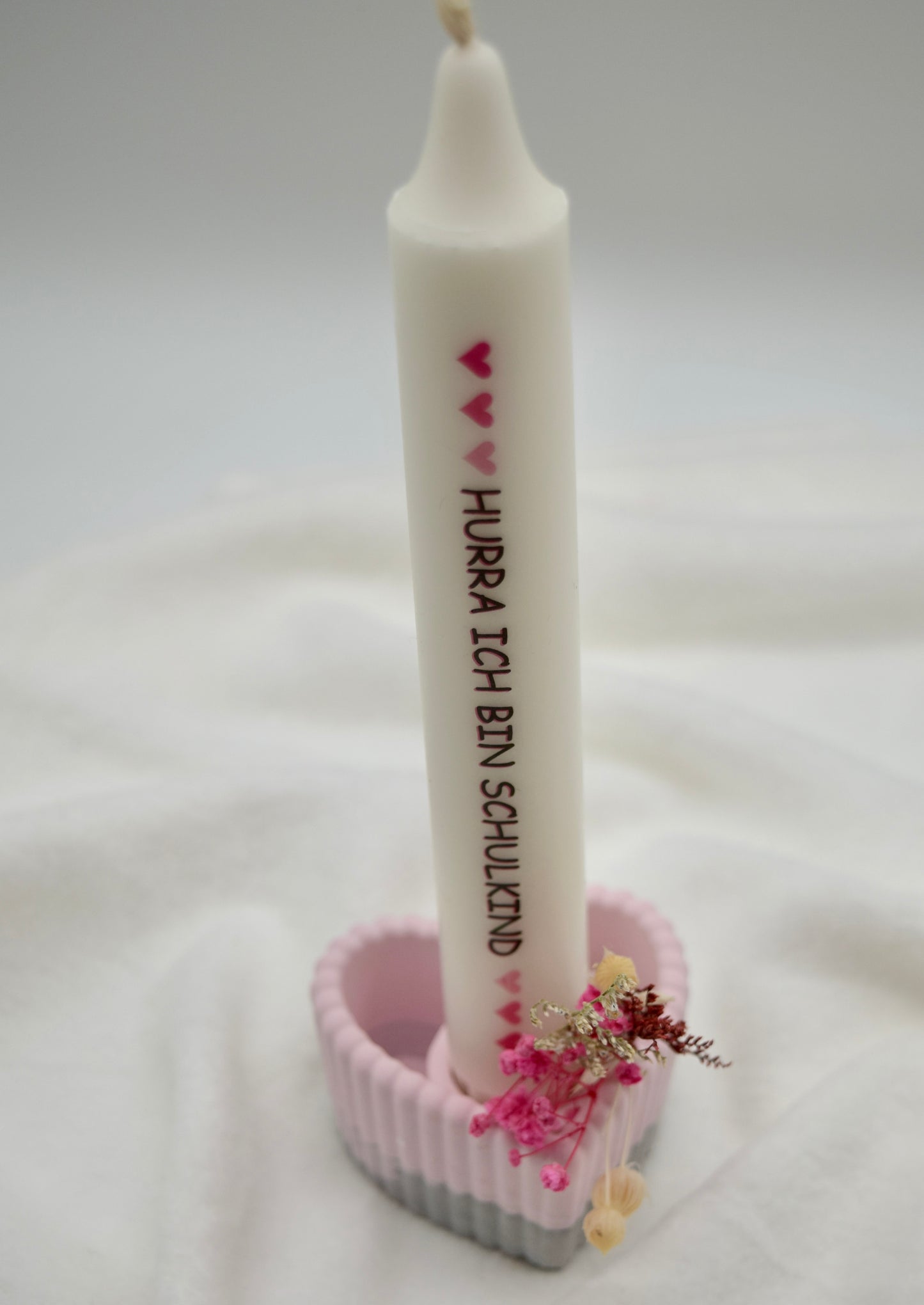 Kerze „Hurra ich bin Schulkind“ im Herzhalter – handgegossen & liebevoll verziert