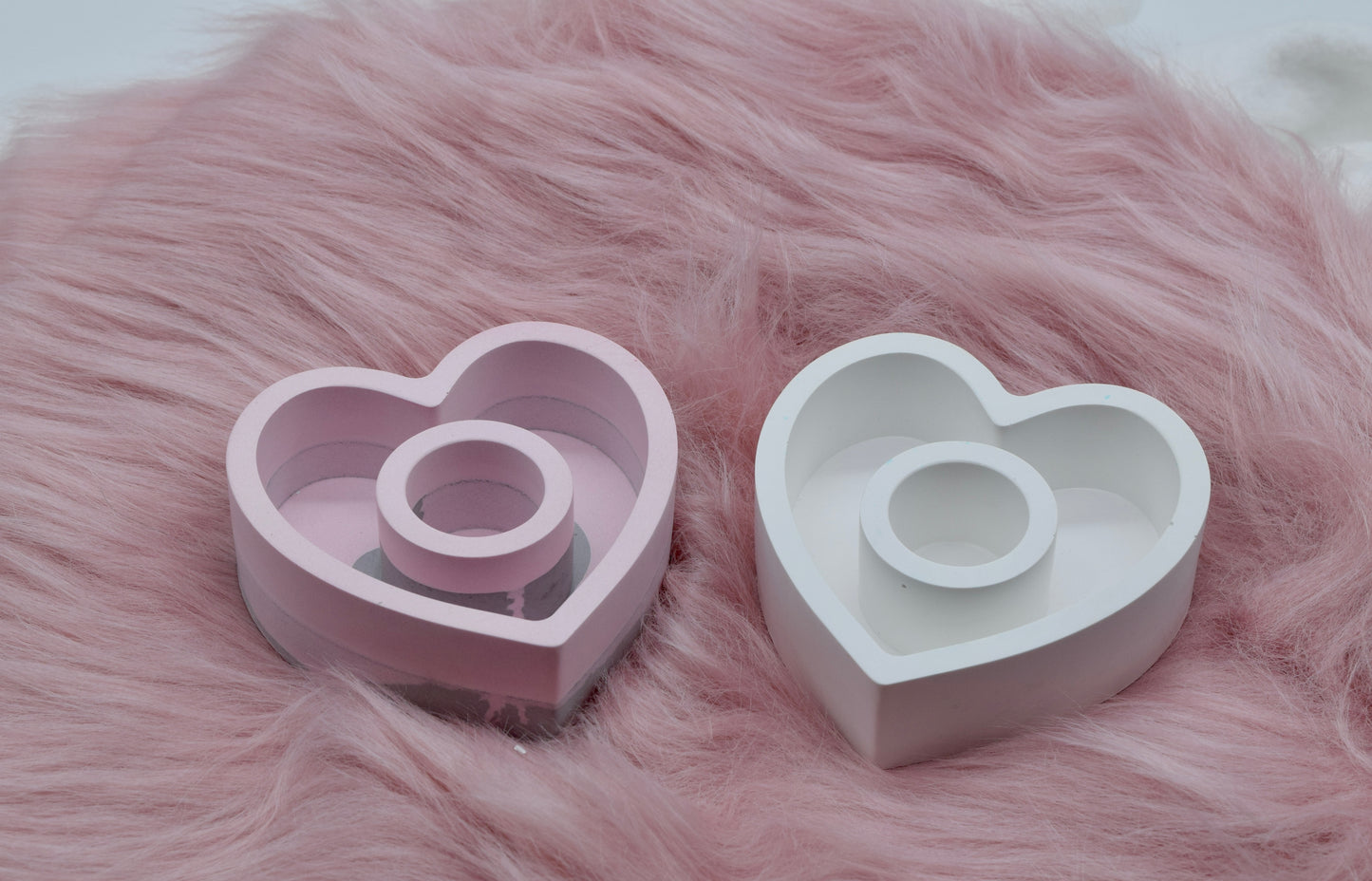Herz Kerzenständer Set aus Gießpulver – handgefertigt, in Rosa und Weiß, romantische Tischdeko, Geschenkidee