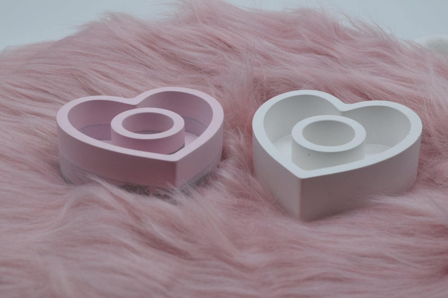 Herz Kerzenständer Set aus Gießpulver – handgefertigt, in Rosa und Weiß, romantische Tischdeko, Geschenkidee