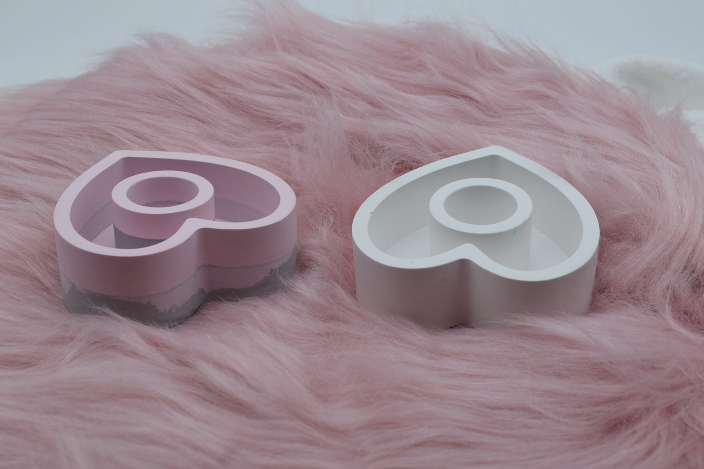 Herz Kerzenständer Set aus Gießpulver – handgefertigt, in Rosa und Weiß, romantische Tischdeko, Geschenkidee