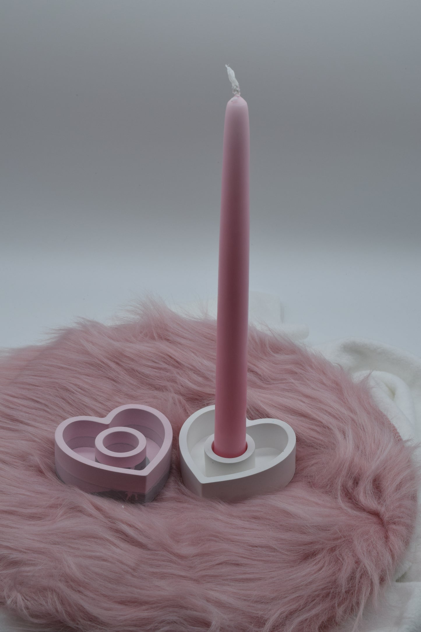 Herz Kerzenständer Set aus Gießpulver – handgefertigt, in Rosa und Weiß, romantische Tischdeko, Geschenkidee