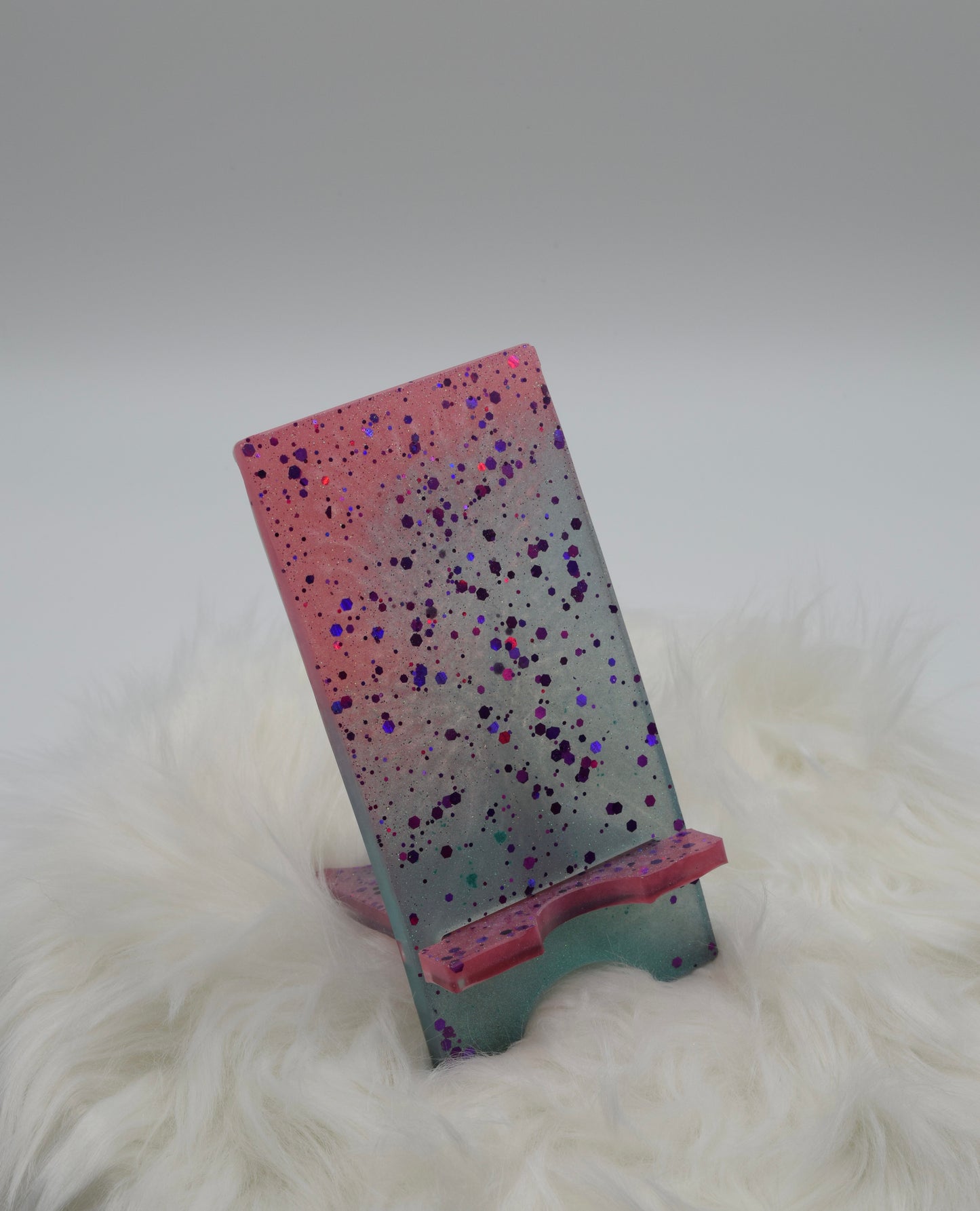 Handgemachter Handyhalter aus Epoxidharz mit Glitzer – Resin Phone Stand