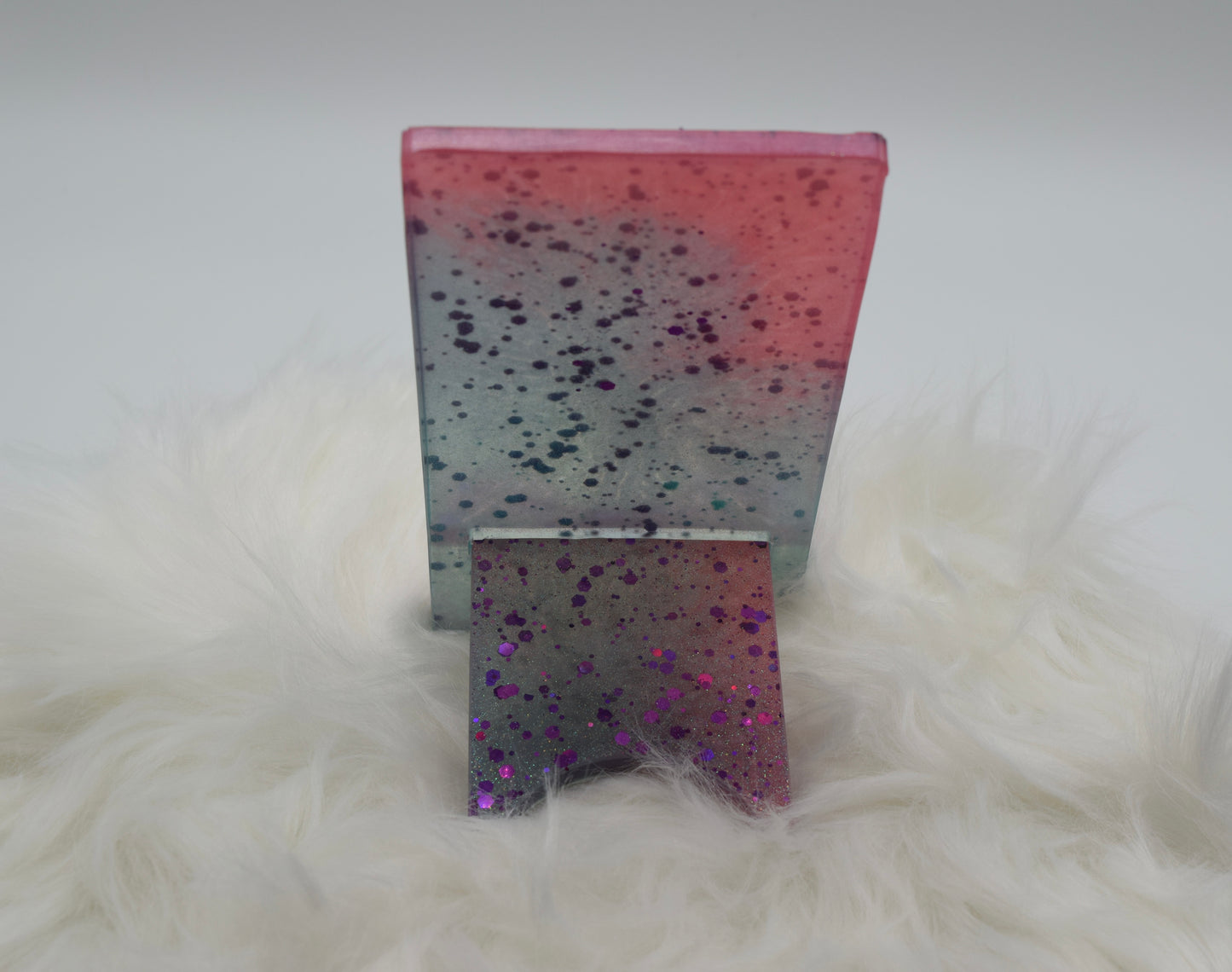 Handgemachter Handyhalter aus Epoxidharz mit Glitzer – Resin Phone Stand