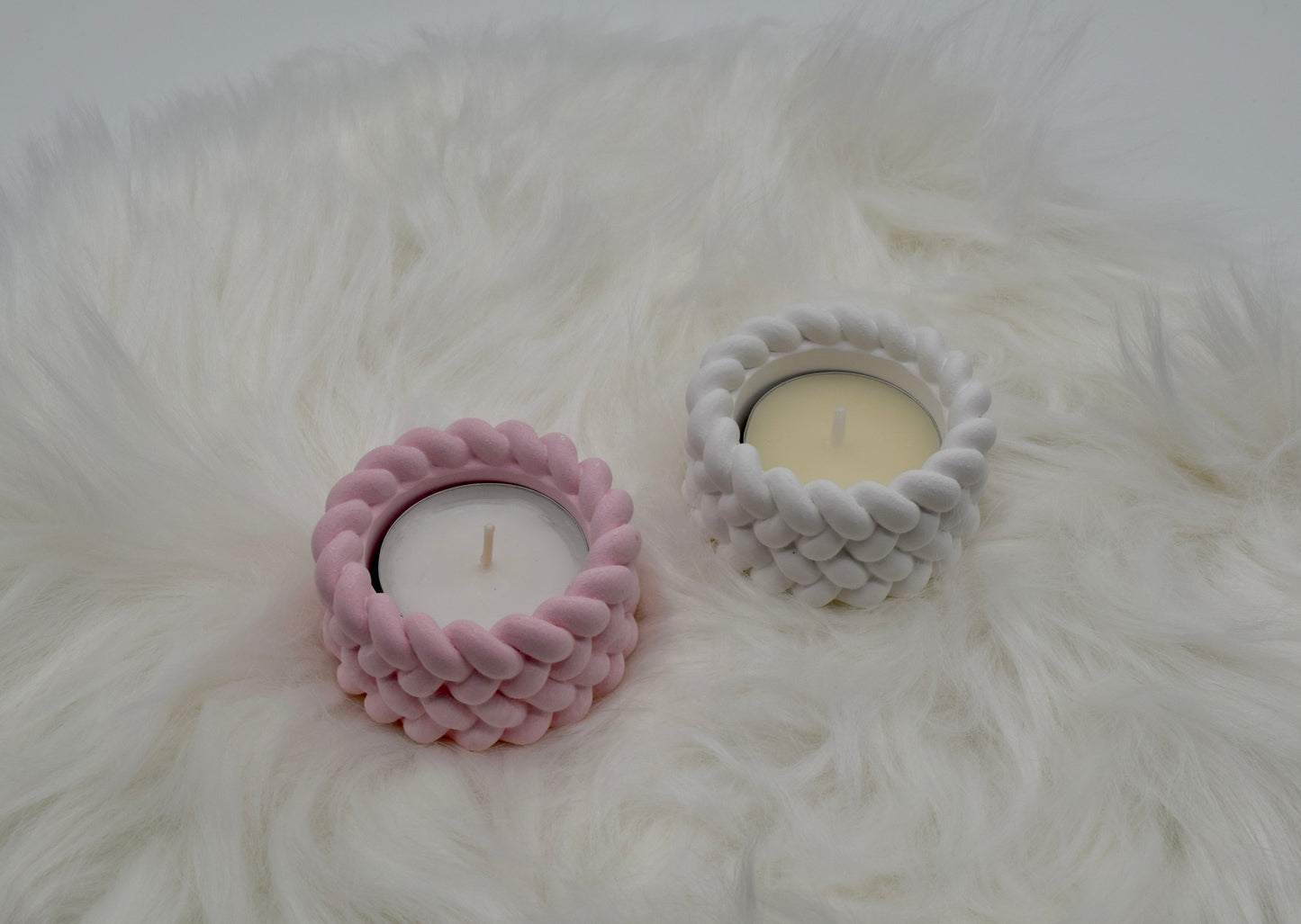 Geflochtener Teelichthalter Set aus Gießpulver – handgefertigt, in Rosa und Weiß, romantische Tischdeko, Geschenkidee