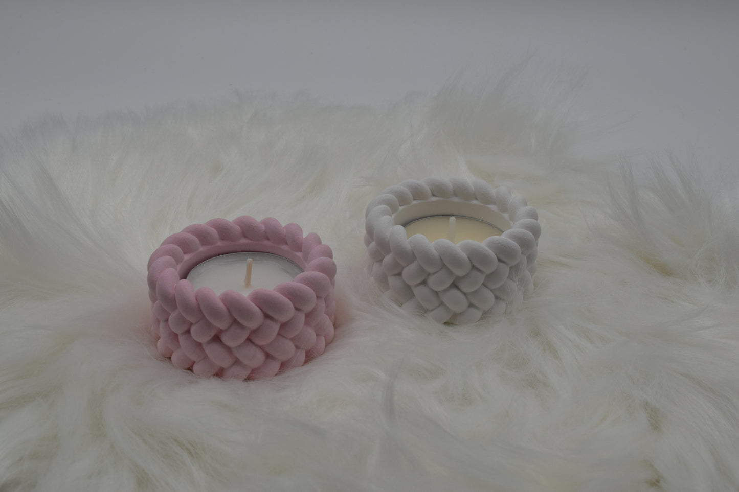 Geflochtener Teelichthalter Set aus Gießpulver – handgefertigt, in Rosa und Weiß, romantische Tischdeko, Geschenkidee