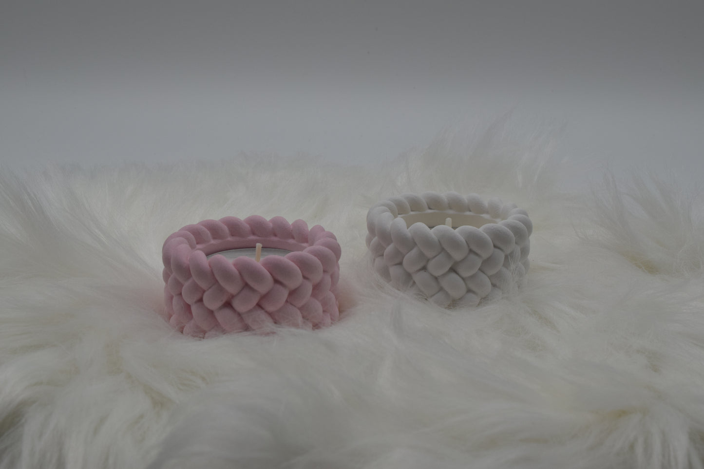Geflochtener Teelichthalter Set aus Gießpulver – handgefertigt, in Rosa und Weiß, romantische Tischdeko, Geschenkidee