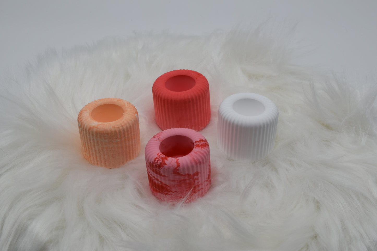 Kerzenständer Rund, geriffelt – handgemacht aus Gießpulver | stilvolle Deko & Geschenkidee