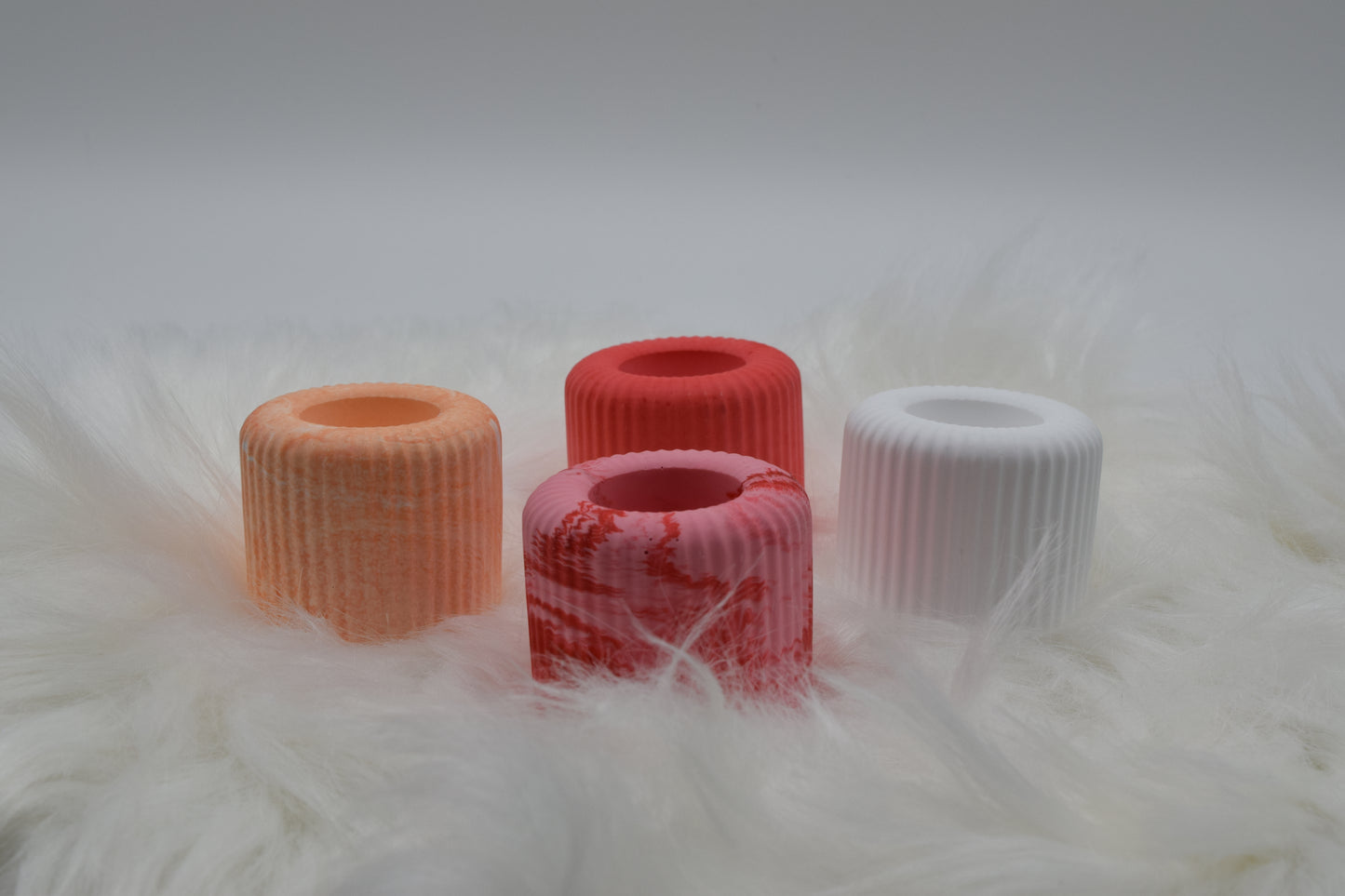 Kerzenständer Rund, geriffelt – handgemacht aus Gießpulver | stilvolle Deko & Geschenkidee