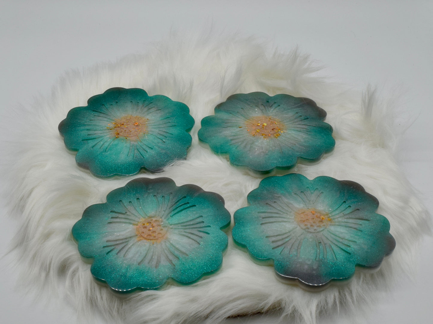 Blumen-Untersetzer aus Epoxidharz – 4er Set in Türkis, Grau & Gold – Handgefertigte Glitzer-Tischdeko