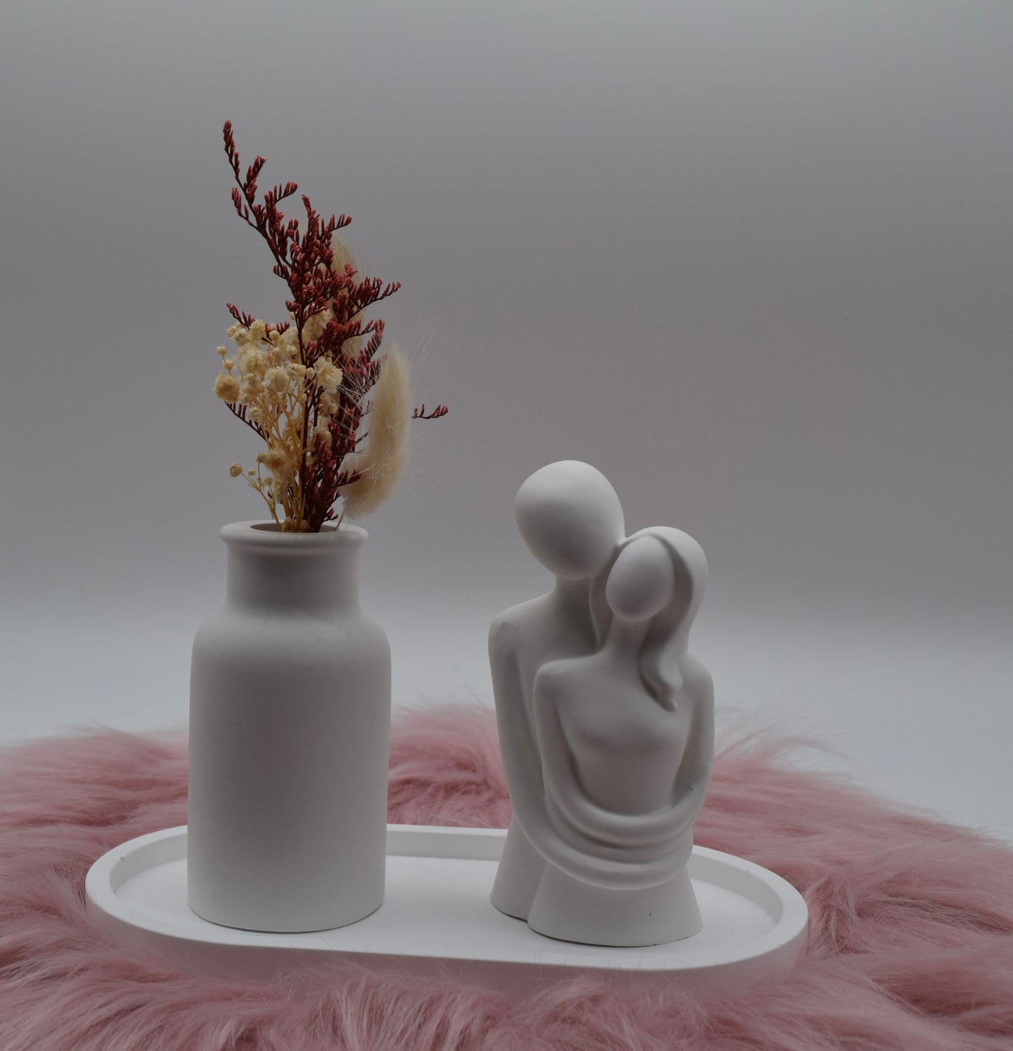 Deko-Set Paar-Figur & Vase mit Trockenblumen auf Tablett