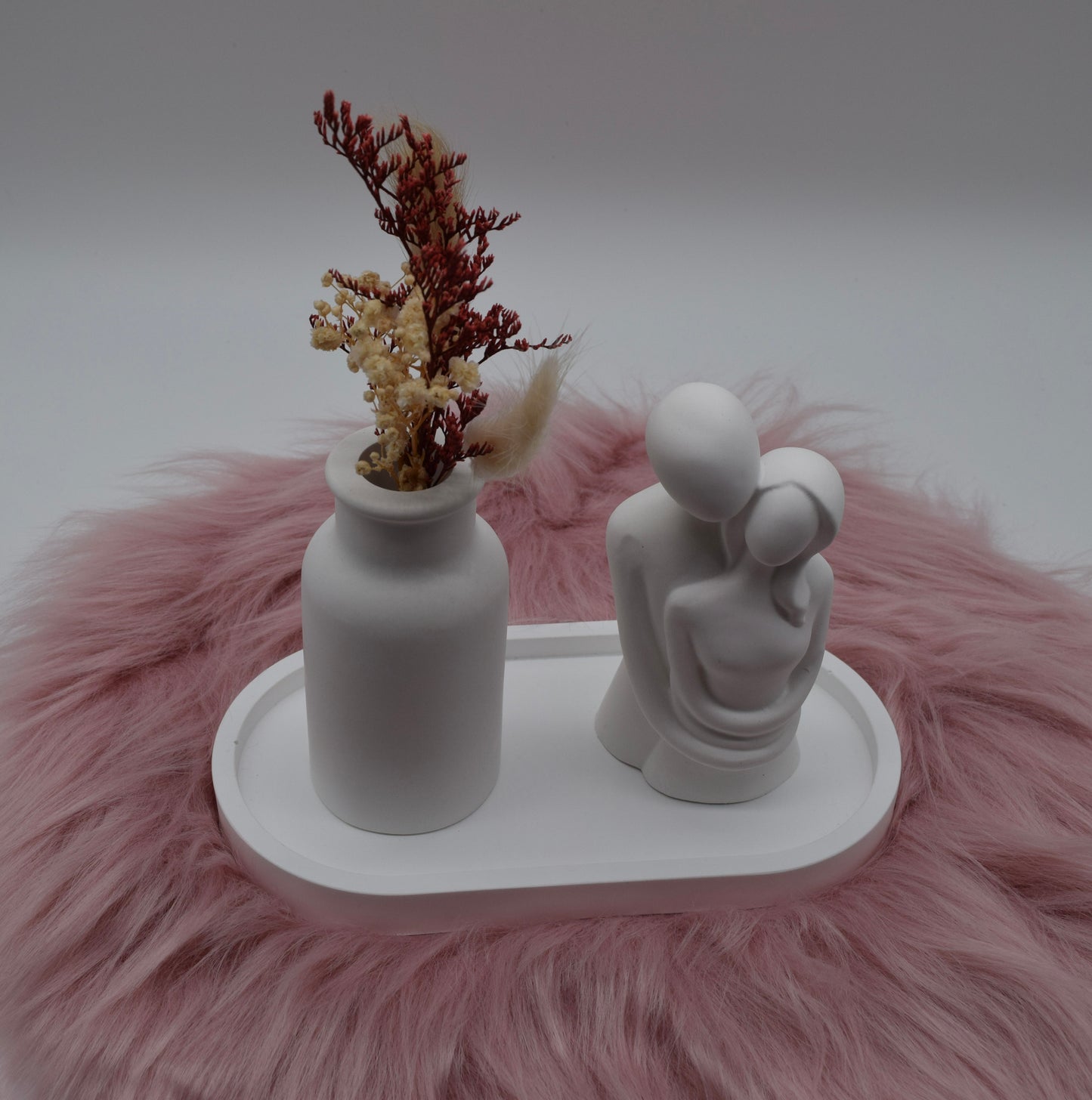 Deko-Set Paar-Figur & Vase mit Trockenblumen auf Tablett