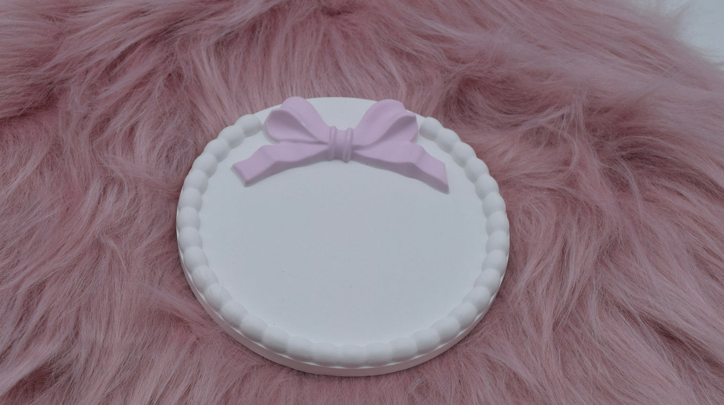 Handgemachter Untersetzer mit süßer Schleife – Minimalistisch & Skandinavisch – Gießpulver Keraflott