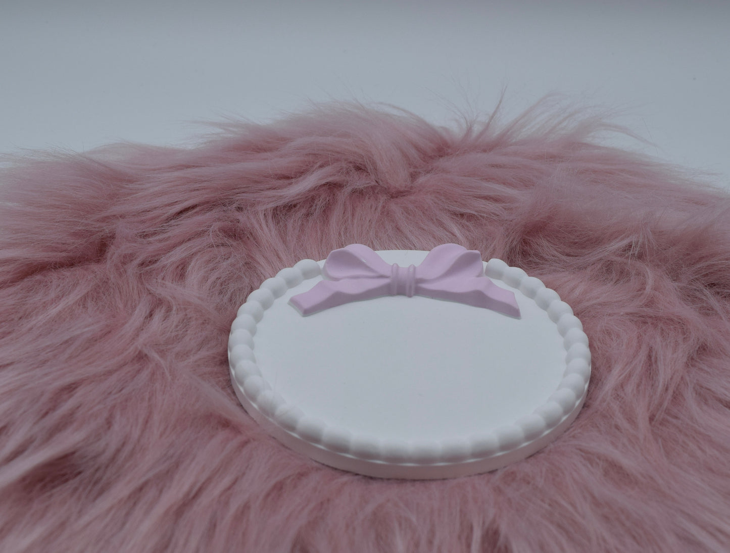 Handgemachter Untersetzer mit süßer Schleife – Minimalistisch & Skandinavisch – Gießpulver Keraflott