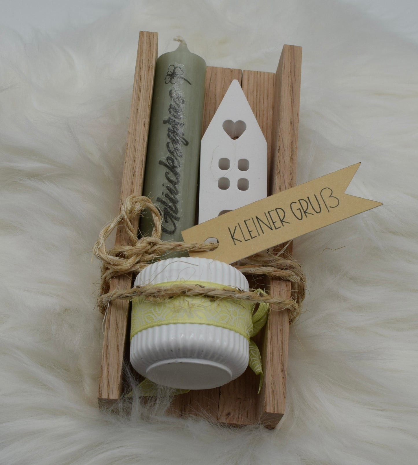 Handgemachtes Geschenkset "Kleiner Gruß" mit Kerze, Dekohaus, Kerzenhalter & Holztablett