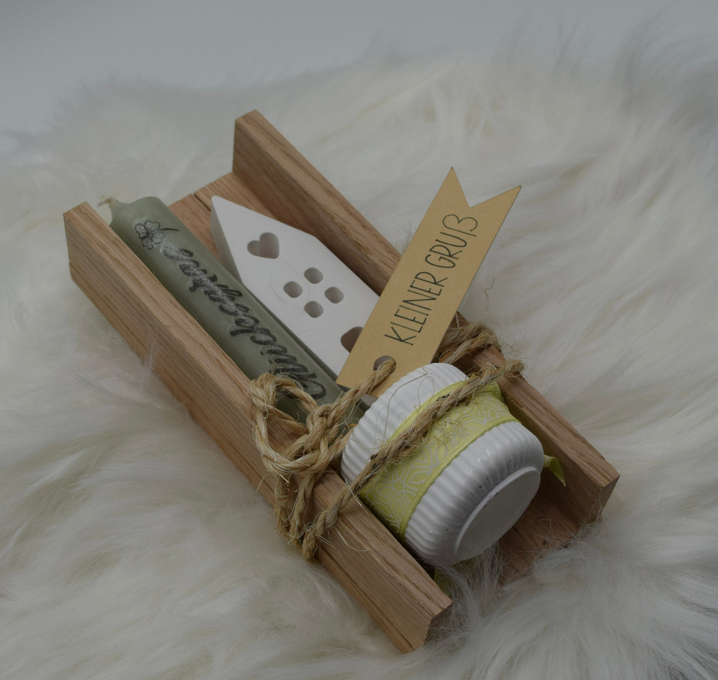 Handgemachtes Geschenkset "Kleiner Gruß" mit Kerze, Dekohaus, Kerzenhalter & Holztablett