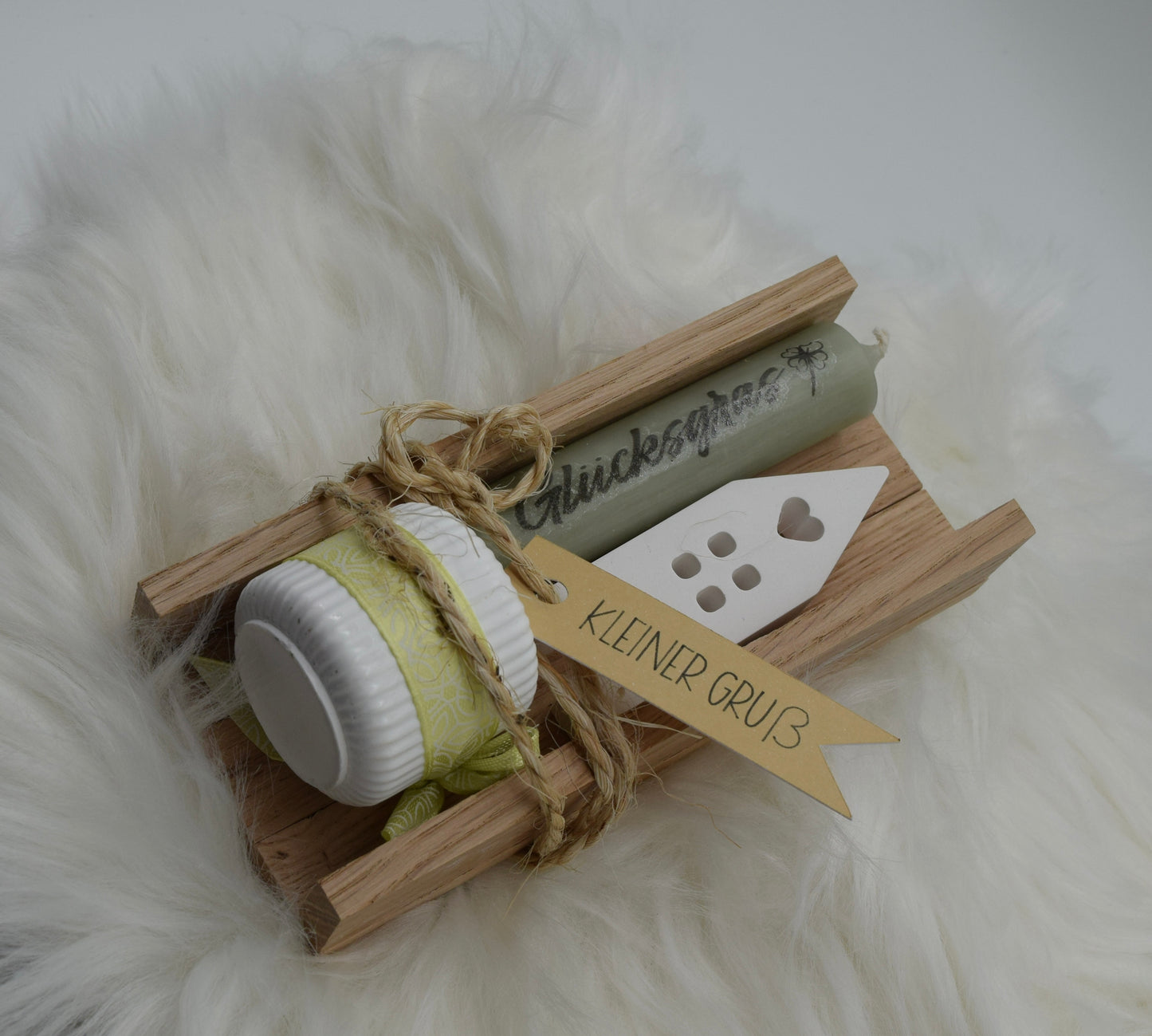 Handgemachtes Geschenkset "Kleiner Gruß" mit Kerze, Dekohaus, Kerzenhalter & Holztablett