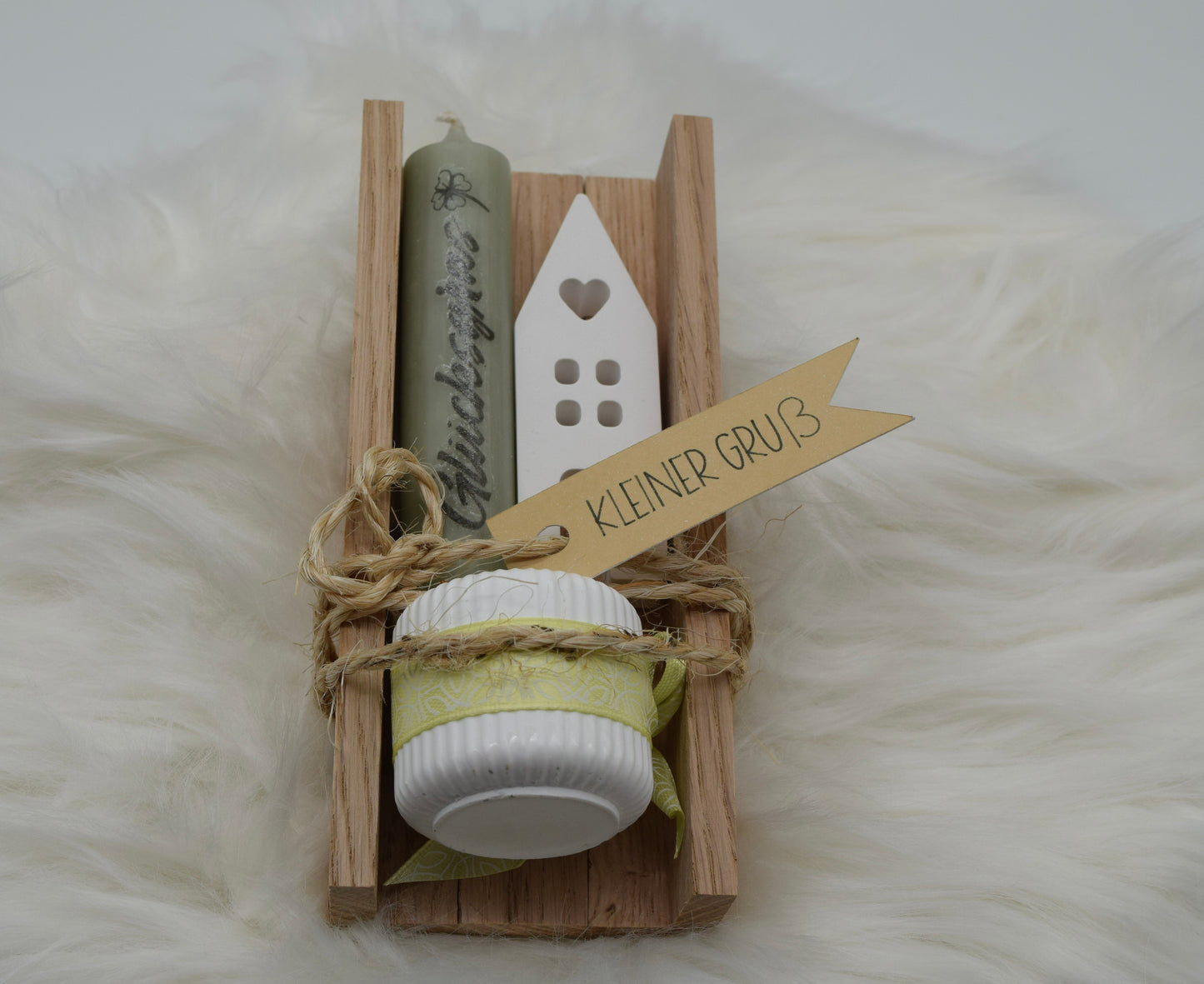 Handgemachtes Geschenkset "Kleiner Gruß" mit Kerze, Dekohaus, Kerzenhalter & Holztablett