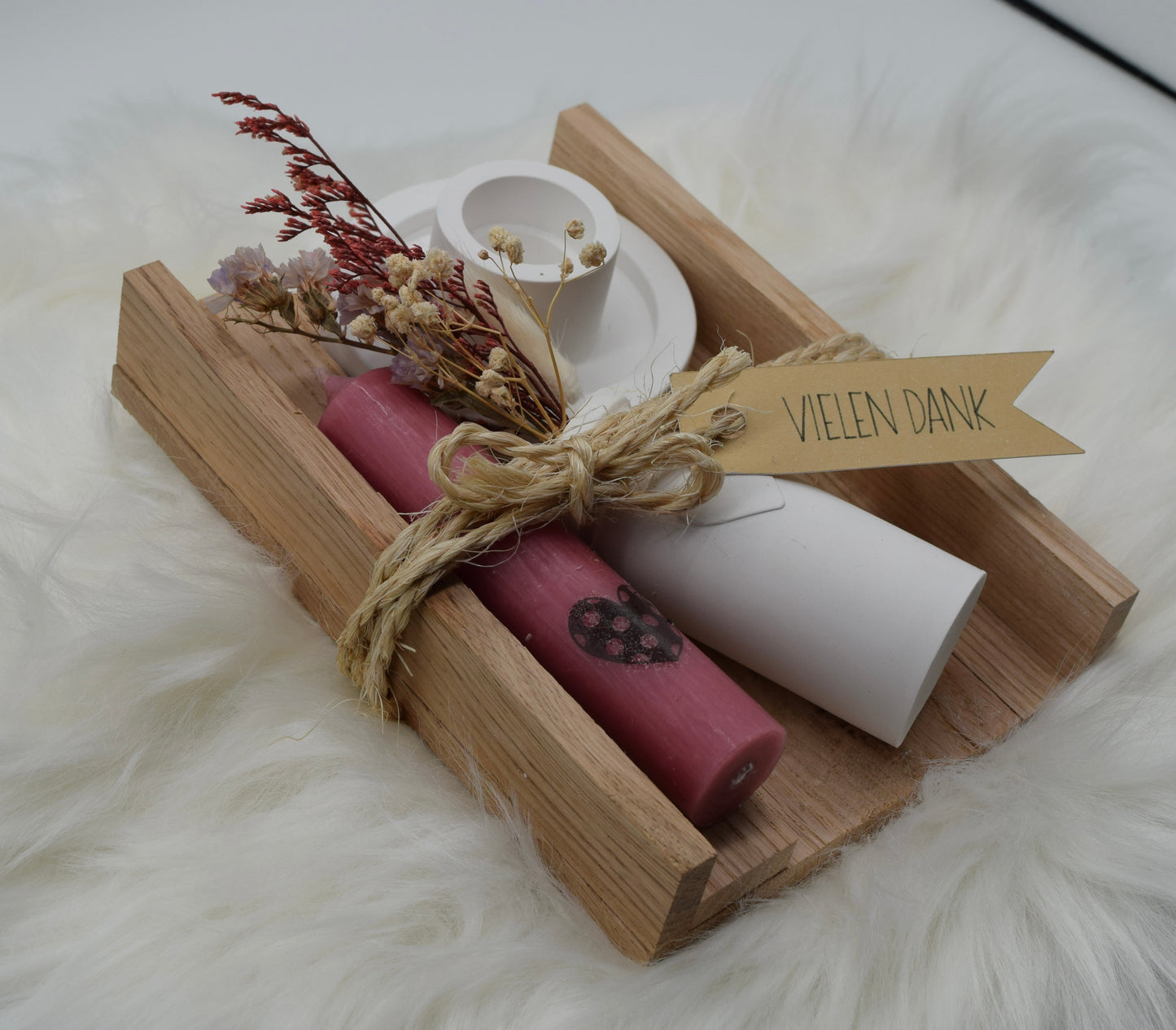 Handgemachtes Geschenkset "Vielen Dank" mit Kerze, Trockenblumen, Mini-Vase & Kerzenhalter im Holztablett