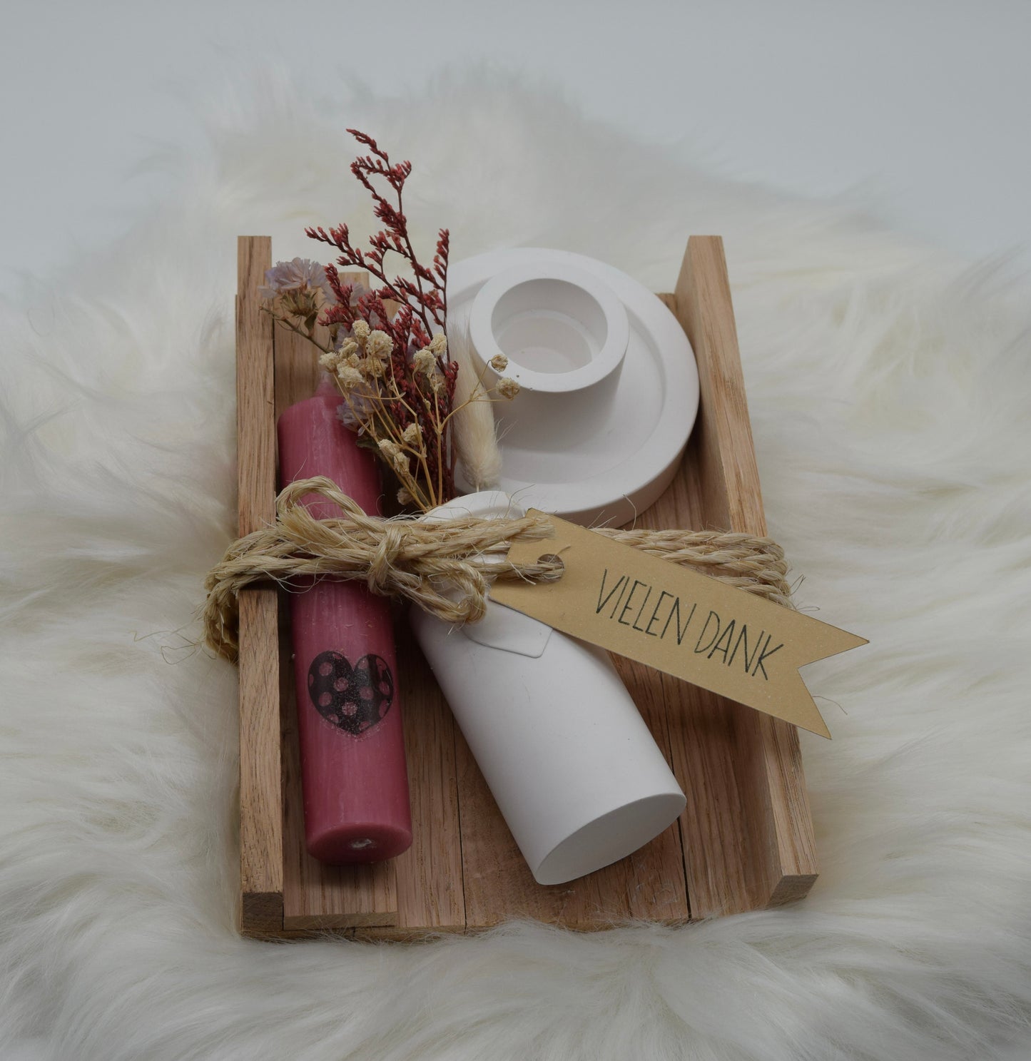 Handgemachtes Geschenkset "Vielen Dank" mit Kerze, Trockenblumen, Mini-Vase & Kerzenhalter im Holztablett
