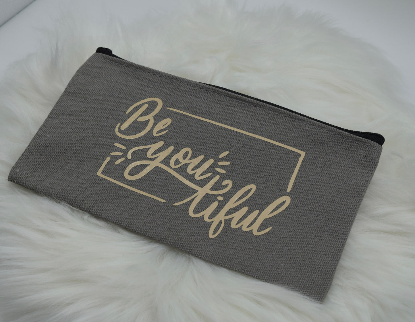 Kosmetiktasche „Be-you-tiful“ – Handgefertigte Schminktasche in Grau & Gold – Perfektes Geschenk
